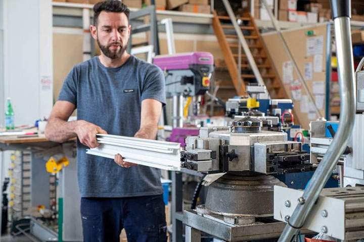 Fabrication protection solaire et moustiquaires pour un confort estival optimal.
