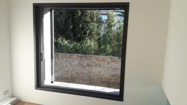 Fenêtre moderne à cadre noir à équiper de moustiquaire Llupia