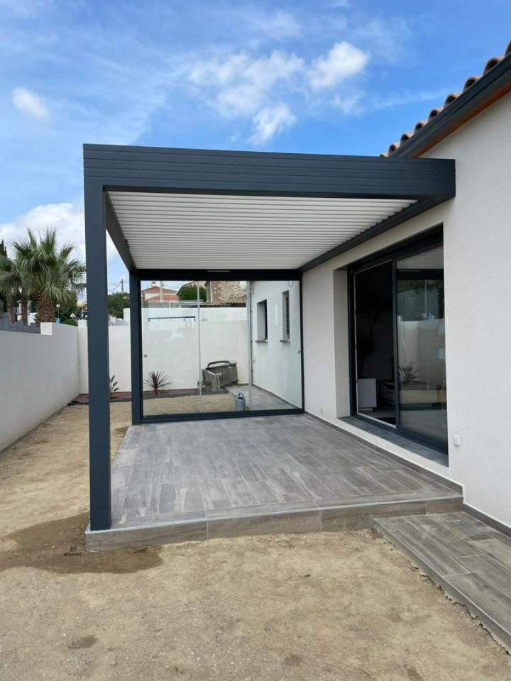 Pergola bioclimatique adossée à une maison Llupia
