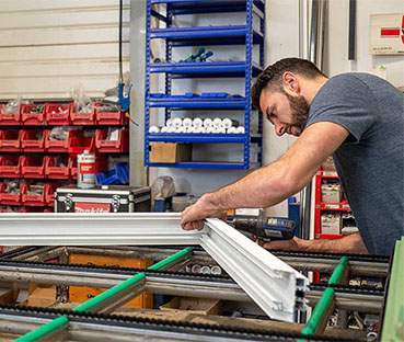 Menuiserie sur mesure alliant performance isolante et design moderne.